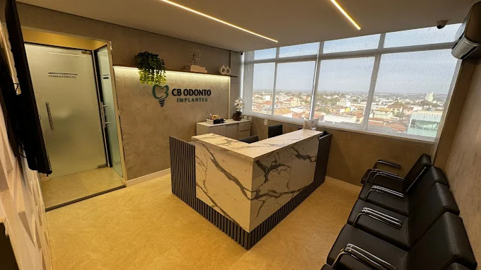 Recepção da CB Odonto Implantes com vista panorâmica do Guará