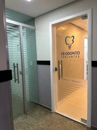 Entrada da CB Odonto Implantes no Edifício Consei